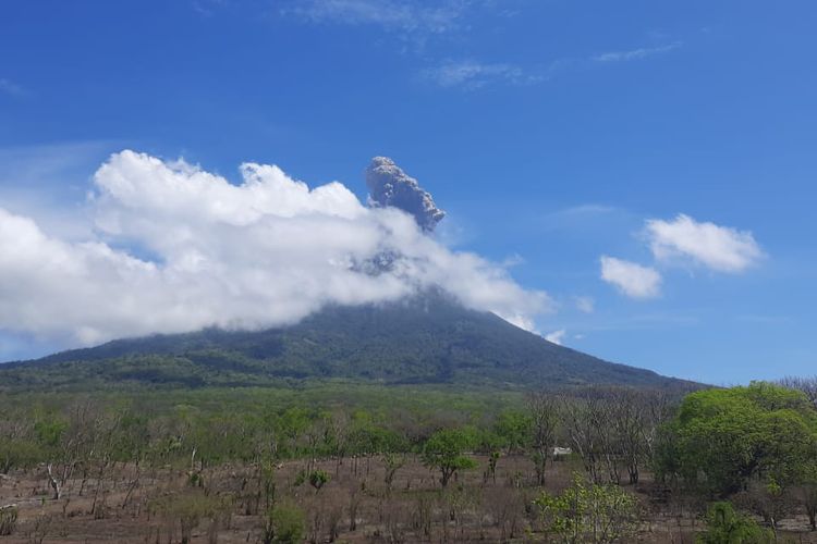 Masyarakat Masih Selamat, Letusan Gunung Ili Lewotolok NTT Sebabkan Abu Vulkanik Keluar Hingga 500 Meter