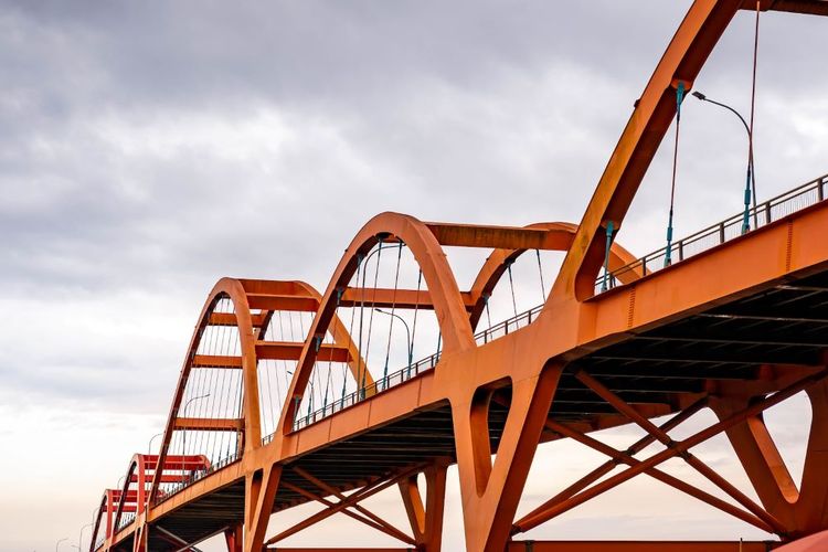 Telan Rp278 Miliar! Jembatan Melengkung di Kalimantan Selatan Ini Jadi yang Pertama di Indonesia, Panjangnya..