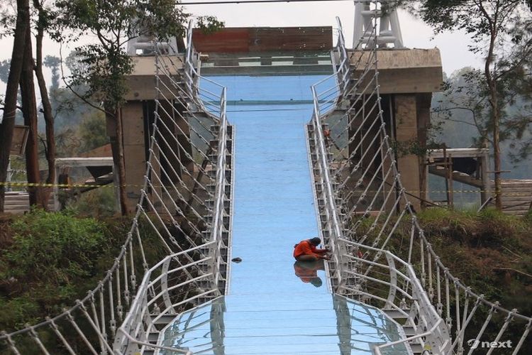 Panjang 120 Meter, Jembatan Kaca di Karanganyar Ini Sampai Dilapisi Jaring Pengaman, Berstandar SNI?