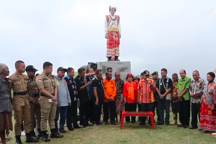 Unik Ritual di Puncak Gunung Sunu, Warga Adat Berharap Dihadapan Patung Presiden Jokowi, Ada Apa?