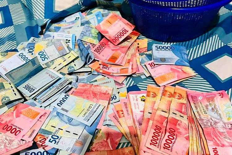 Omset Tembus Angka Rp26 Juta Sehari, Wanita Ini Ternyata Berjualan Es Viral di Mataram!