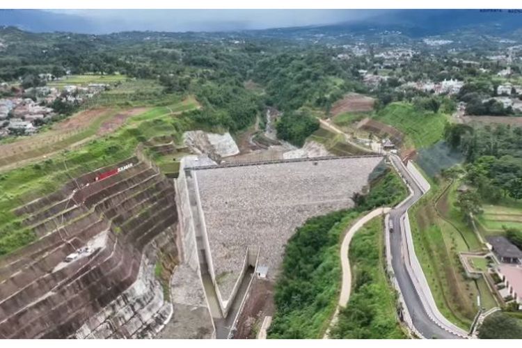 Belum Setahun Diresmikan Jokowi, Bendungan Kering di Jawa Barat Senilai Rp464 Miliar Ini Bisa Selamatkan Warga Jakarta?