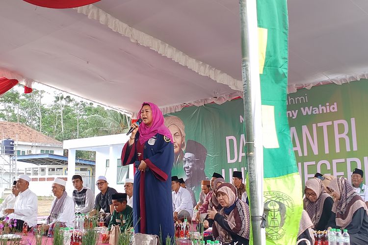 Orasi Ilmiah di Ponpes Syarifuddin Wonorejo, Yenny Wahid Sebut Ganjar-Mahfud Beri Perhatian Khusus untuk Pendidikan Pesantren