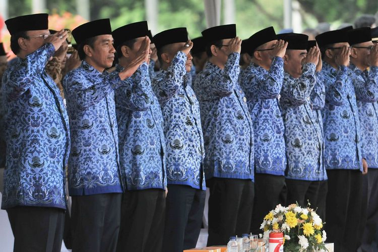 Hendak Lengser! Jokowi Bagikan Kado pada Pensiunan PNS Berupa Uang Rp5 Juta, Benarkah?