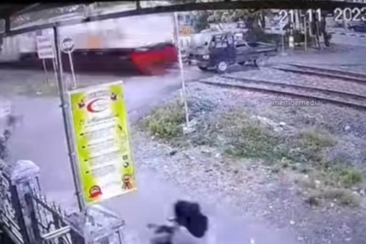 Mati Mesin, Mobil Pick Up Tertabrak Kereta di Perlintasan Karena Serobot Palang Pintu, Penumpangnya…