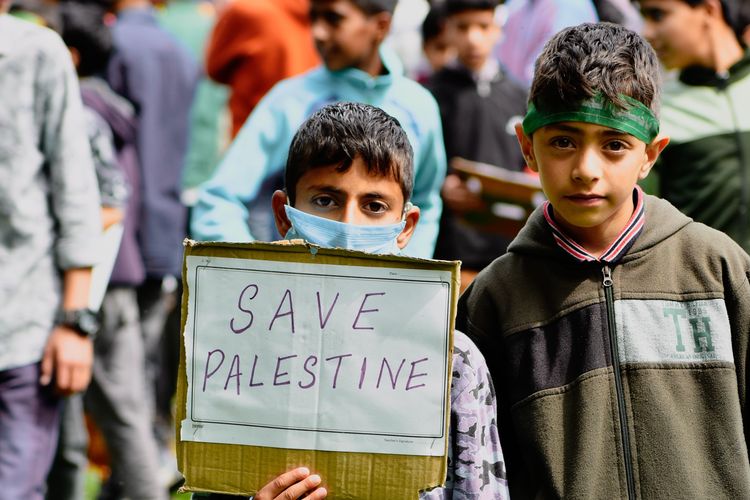 Seorang Putri Mujahid Palestina Beri Pesan Ke Tentara Israel: Aku Tidak Takut Kalian, Levelmu Rendah!