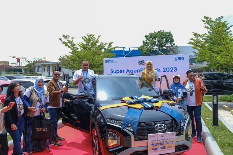 Jadi Penggerak Inklusi Keuangan, BRI Berikan Apresiasi Mobil Untuk Super AgenBRILink