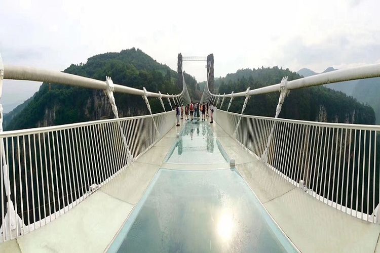 Sajikan Pemandangan Instagramable, Jembatan Kaca Rp15 Miliar di Bromo Ini Kuat Menahan Beban 8.4 Ton, Tidak Takut Pecah?