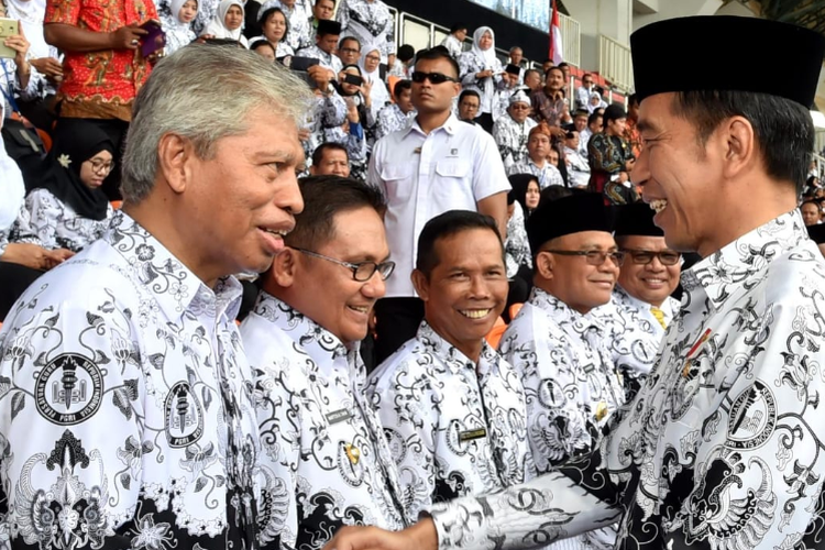 Bergelar Pahlawan Tanpa Tanda Jasa, Ternyata Cuma Segini Gaji Pokok Guru PNS Mulai dari Golongan I-IV