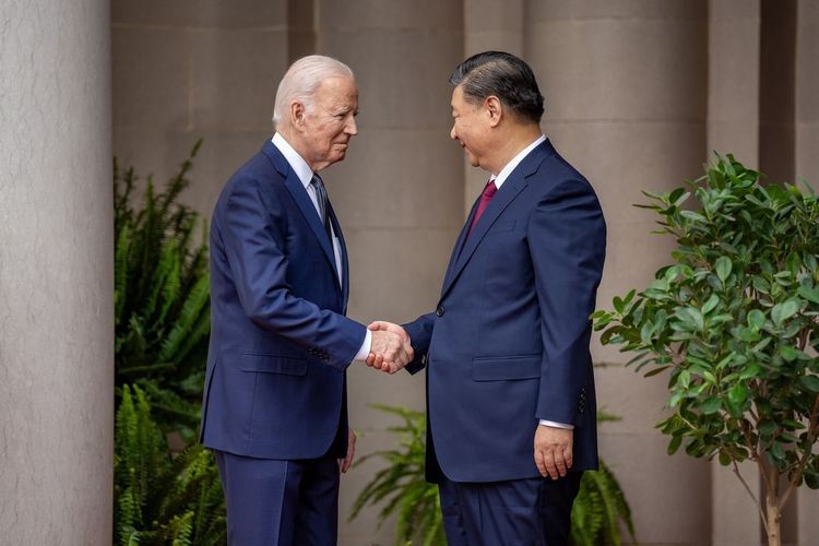 Joe Biden Linglung Tiba-tiba Ajak Xi Jinping Salaman di Tengah Diskusi Serius, Warganet: Sepertinya Sudah Mulai…