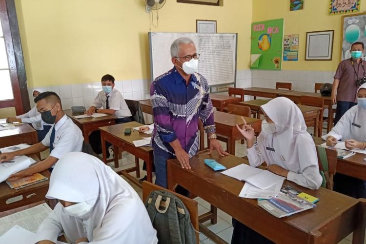 Viral! Guru Honorer di Jakarta Hanya Terima Gaji Rp300 Ribu per Bulan, Padahal di Kwitansinya Tercatat Rp9 Juta, Kok Bisa?