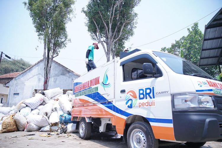 Aksi Nyata BRI Peduli dan Yayasan Bening Saguling Ajak Masyarakat Tepi Sungai Citarum Kelola Sampah