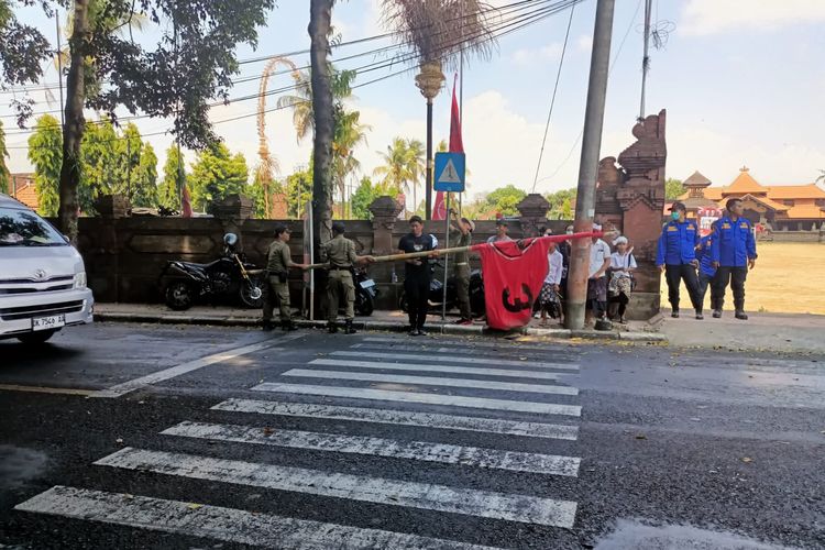 Jokowi ke Gianyar Bali, Baliho Ganjar-Mahfud Mendadak Dicopot Petugas Satpol PP, Benarkah Perintah Presiden?