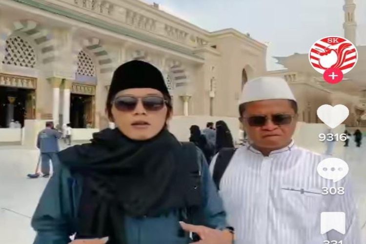 Shodaqohnya Nggak Main-main, Sultan Blitar Pengikut Gus Iqdam Ini Viral di TikTok Gegara Beri Uang Satu Kecamatan! Terungkap Sosoknya Pemilik…