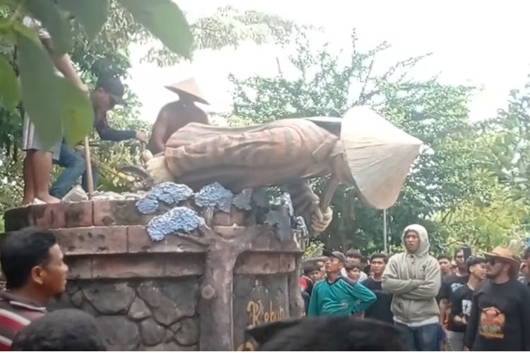 PAD Tembus Rp7,8 M, Warga Kampung di Gresik Jawa Timur Ini Robohkan Patung Ikon ‘Desa Miliarder’, Ternyata Utang BUMDES Menggunung hingga…