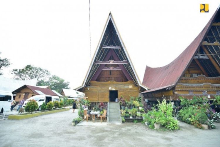 Telan Rp121,9 Miliar, 607 Hunian Tak Layak di Kawasan Danau Toba Sumut Ini Diubah Jadi Homestay Modern Khas Suku Batak