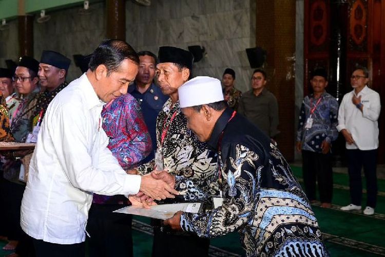 Cegah Konflik dan Sengketa Lahan, Jokowi Sukses Bagikan 1.000 Sertifikat Tanah Wakaf di Jawa Timur