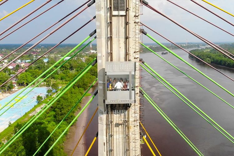 Dikunjungi 2.316 Orang, Jembatan Unik Senilai Rp274 M di Riau Ini Punya Wisata Lift Setinggi 76 Meter di Atas Sungai, Tertarik Coba?