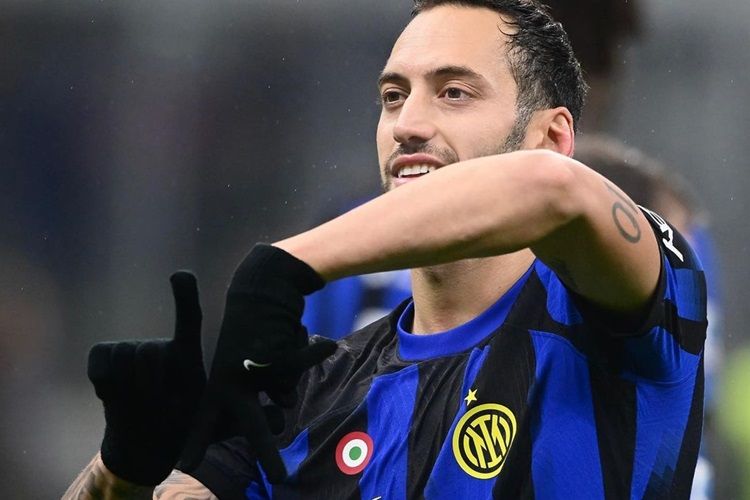 ‘Pengkhianat’ AC Milan Hakan Calhanoglu Buat Sumpah Serapah Cintai Inter Milan Bukan Karena Uang, Lalu Apa?