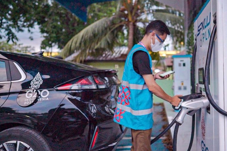 Terobosan Terbaru! PLN Sulap Tiang Listrik di DKI Jakarta Jadi SPKLU dengan Tipe ‘Pole Mounted Charger’, Apa Itu?