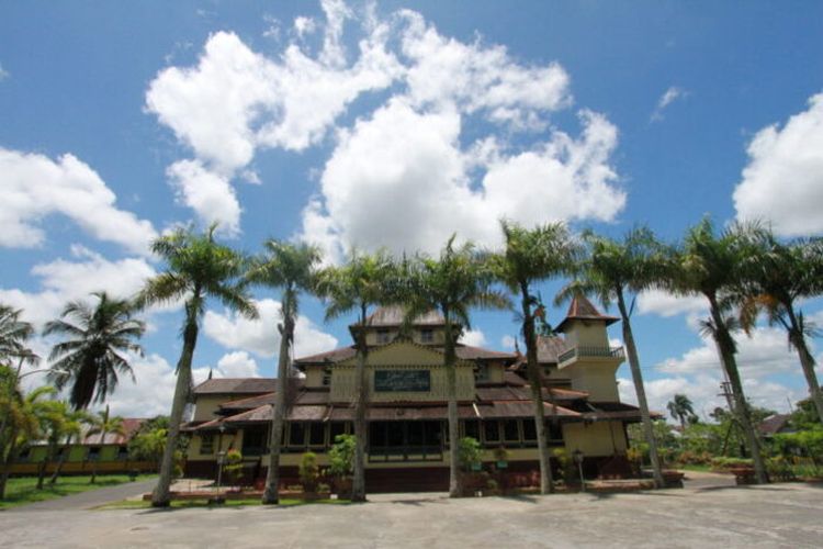 Dulunya Rumah Sultan, Masjid Kuno di Kota Sambas Ini Seluruh Bangunannya Menggunakan Kayu Belian