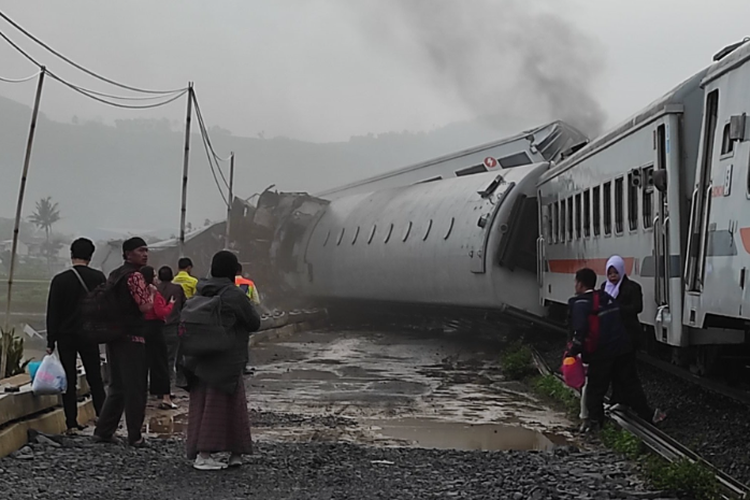 KA Turangga Tabrakan dengan KA Lokal Bandung Sebabkan 4 Orang Tewas, Sebanyak 478 Penumpang Berhasil Selamat