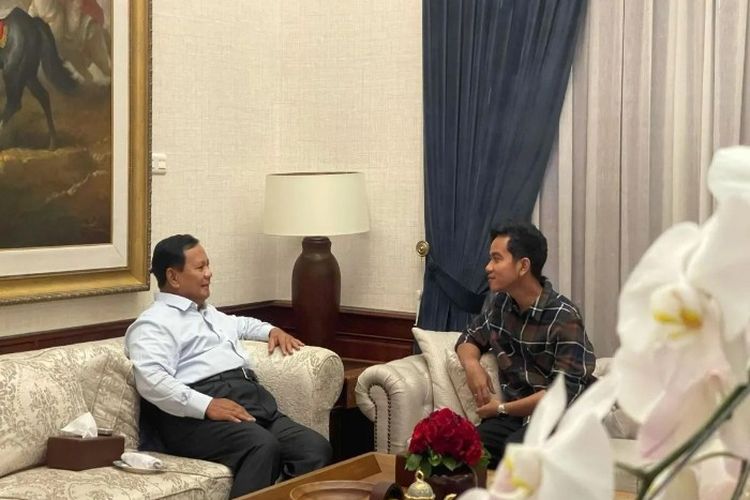 Gibran Rakabuming Raka Kenakan Kemeja Kotak-kotak Saat Temui Prabowo di Kertanegara Jum’at Lalu