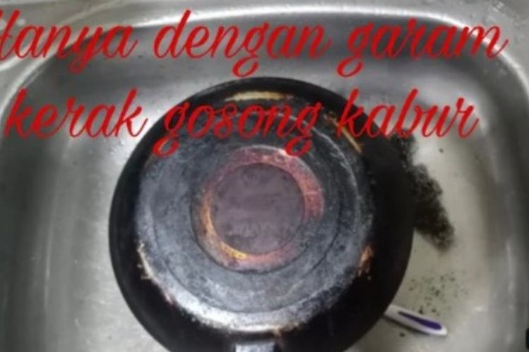 Cuma Pakai Garam! Begini Cara Mudah Membersihkan Kerak Gosong Pada Teflon