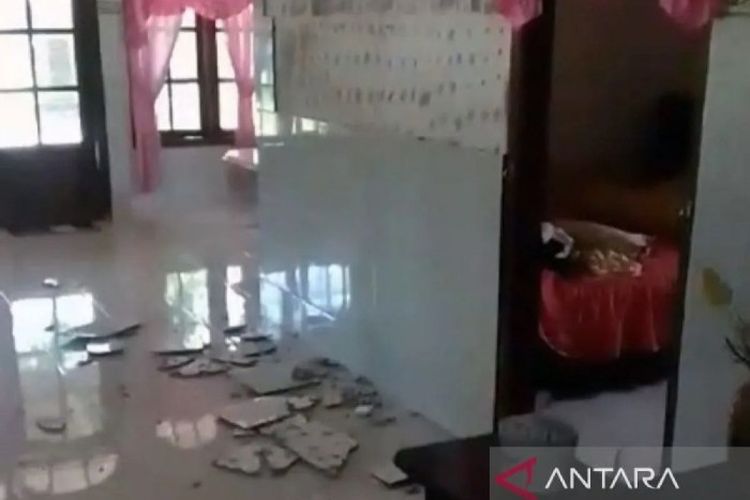 Gempa dengan Magnitudo 6 di Tuban, Jawa Timur Sebabkan Infrastuktur dan Rumah di Bawean Rusak