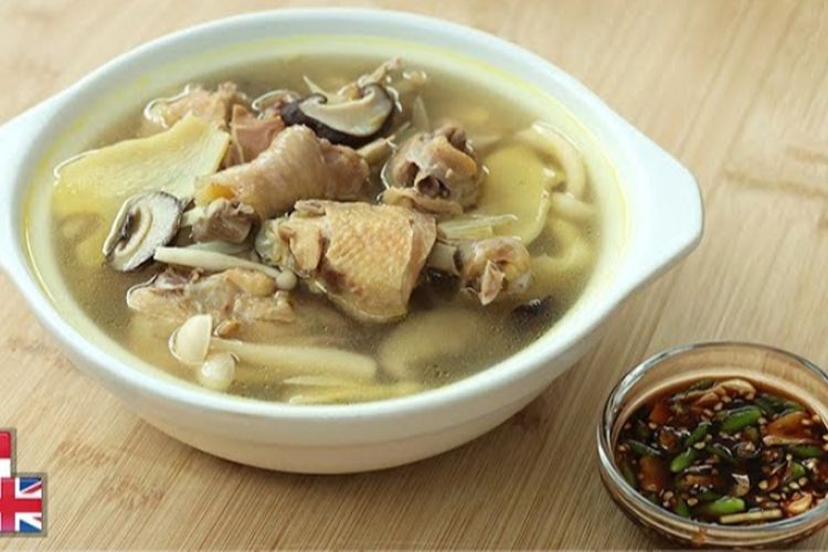 Gurih dan Kaldunya Segar, Resep Sup Ayam Air Kelapa Menu Buka Puasa Rumahan, Dijamin Auto Ludes!