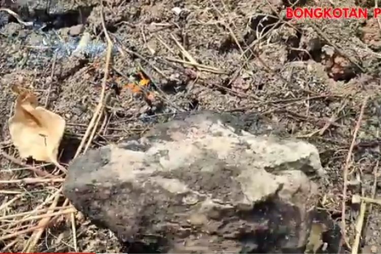 Bikin Warga Gempar! Mendadak Muncul Fenomena Alam Keluar Api dari Dalam Bumi di Gresik, Jawa Timur: Pertanda Apa?