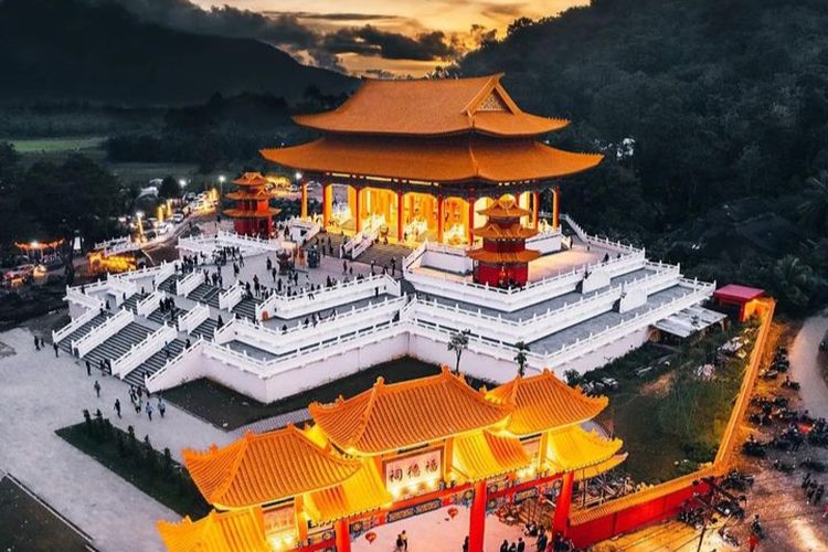 10 Tahun Dibangun, Vihara Megah di Singkawang Ini Mirip Istana Kekaisaran China: Lokasinya…