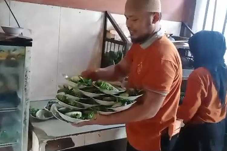 Karyawan Rumah Makan Padang Ini Penghasilannya Bisa Saingi PNS, Tak Sangka Pemiliknya Jalankan Bisnisnya Pakai Spiritual