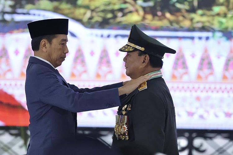 Dinilai Berjasa Terhadap Negara, Prabowo Terima Kenaikan Pangkat dari Presiden Jokowi di Mabes TNI