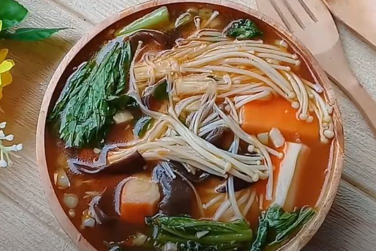 Kalori Aman Diet Lancar! Inilah Resep Sup Pedas Jamur Enoki Cocok Jadi Menu Buka Puasa Berkuah Segar