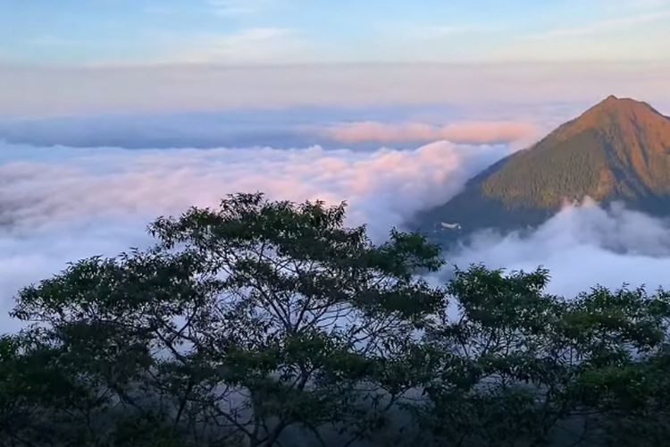 Bak Berdiri di Atas Awan, Wisata Gunung 1.894 Mdpl di Jawa Tengah Ini Cocok Buat Healing saat Libur Lebaran: 40,5 km dari Magelang