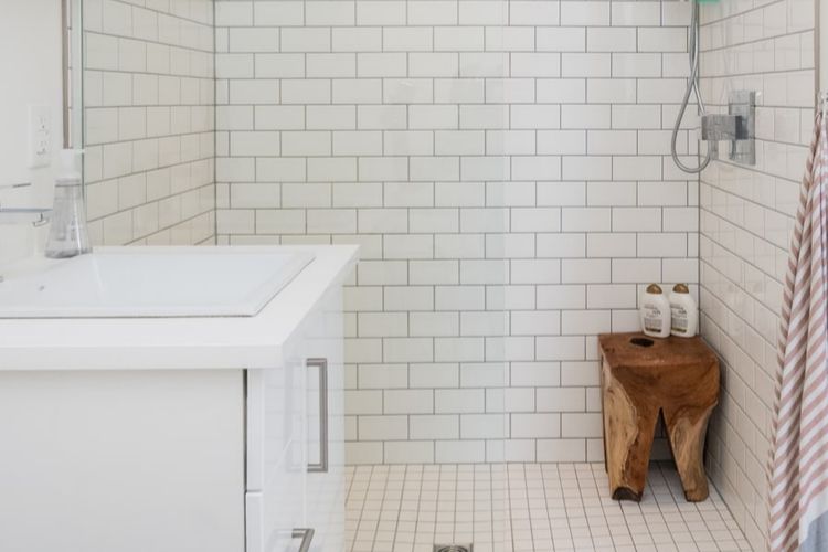 Kerak Bandel di Dinding Keramik Kamar Mandi Bisa Bersih Seketika, Ini Rahasia Paling Ampuh Menghilangkannya: Hanya Butuh Bahan…