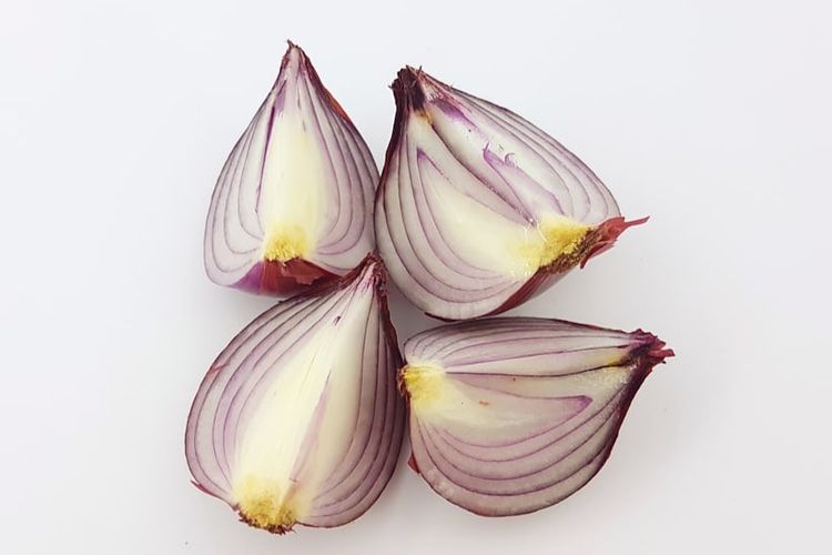 Dijamin Anti Nangis! Begini Trik Potong Bawang Tanpa Keluar Air Mata dan Tak Bikin Perih, Cuman Pakai Benda Ini!