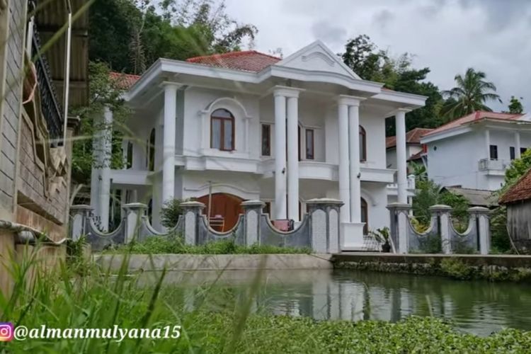 Rela Kuras Rp1 M Lebih, Kampung Miliarder di Lereng Gunung Jawa Barat Ini Dikelilingi Rumah Mewah Bak Istana, Profesinya Ternyata…