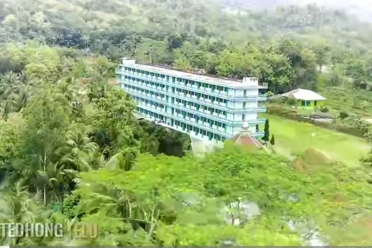 Bukan di Perkotaan, Pondok Pesantren Megah Ini Malah Ada di Tengah Hutan Kebumen