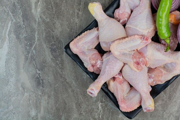 Jangan Dikasih Air Panas! Ini Dia Cara Mencairkan Daging Ayam Beku Cuma 5 Menit Saja