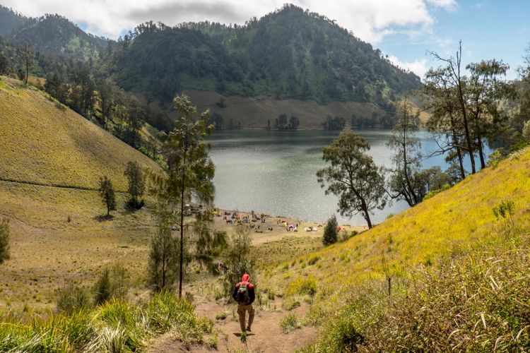 Telusuri Keindahan Danau di Jalur Pendakian Gunung Semeru, Lumajang dengan Panorama Perbukitan yang Mempesona