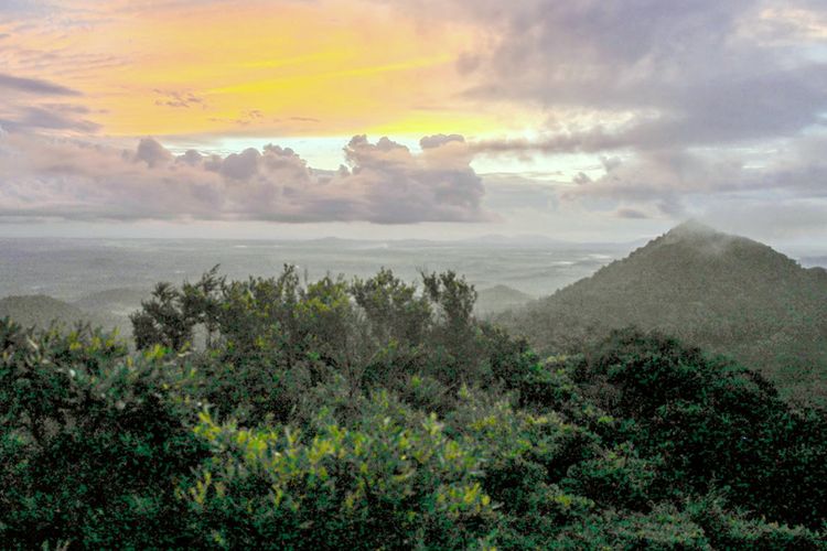 Menyisir Keindahan Lereng Gunung Tajam di Kabupaten Belitung, Menawarkan Panorama Alam Bak Negeri Fantasi