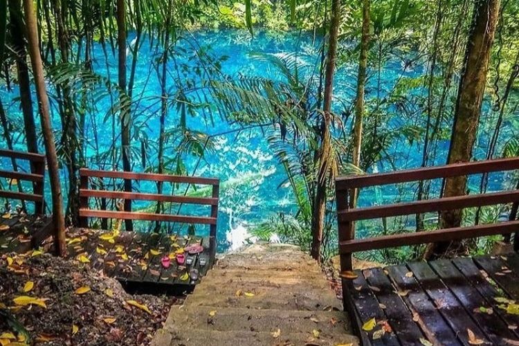 31 Km dari Biak, Penampakan Telaga Biru Tersembunyi di dalam Hutan Rimba Papua Ini Bak Negeri Dongeng