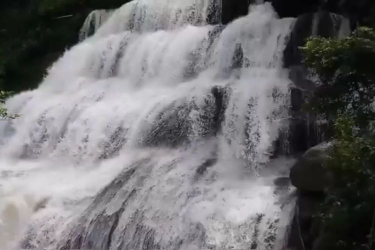Intip Sisi Kecil Surganya Kabupaten Maros, Tawarkan Keindahan Air Terjun Bak Lapisan Tirai di Tengah Hutan