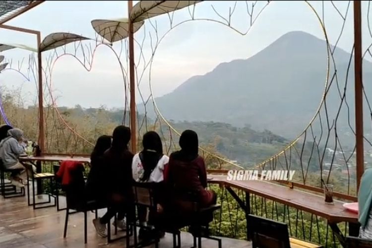 Kafe Hits di Mojokerto Ini Tawarkan Berbagai Spot Foto Menarik Berlatarkan Cantiknya Gunung Penanggungan