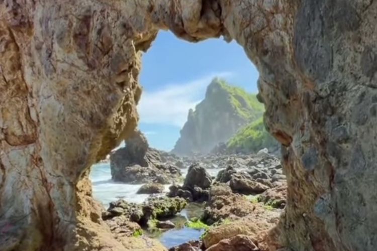 Jarak Tempuh 2 Jam dari Jogja, Pantai Eksotis di Gunung Kidul Ini Punya Spot Batu Karang Berlubang yang Kece Abis