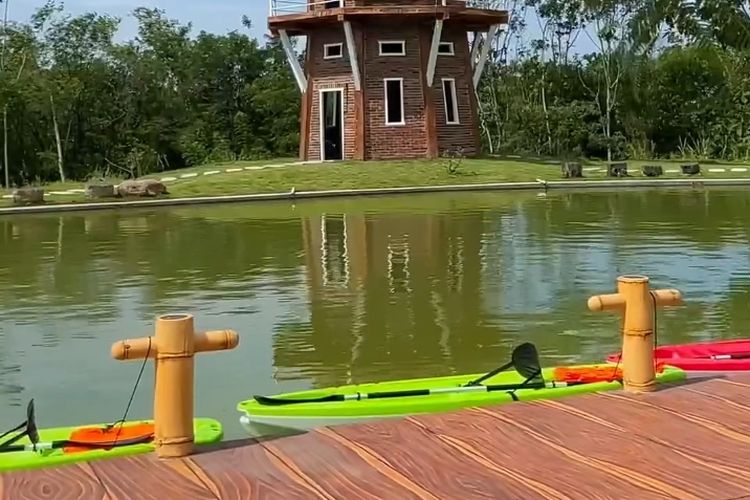 Pengen Healing? Mampir Aja ke Wisata Baru di Jogja 2024 Ini, Cobain Sensasi Naik Kano di Atas Danau Hijau yang Menantang