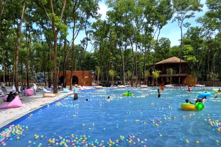 Wisata Air Terbaru di Jawa Barat Ini Punya Kolam Renang Pasir Putih di Tengah Hutan Tropis: 1 Jam dari Bandung