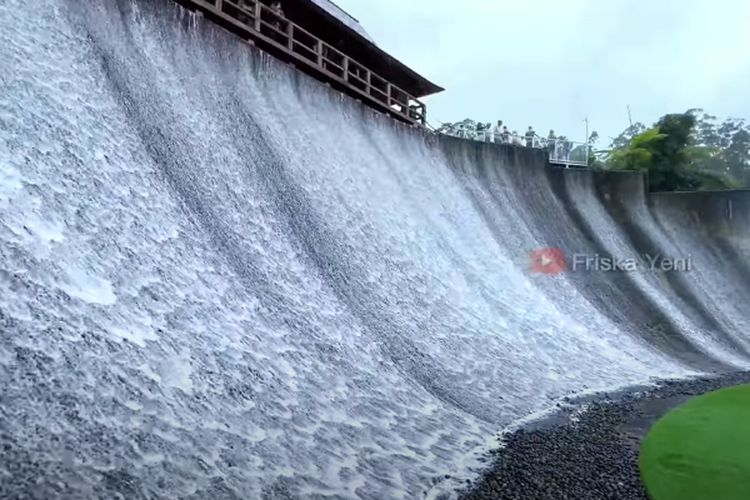 Full Wahana Favorit Anak! Objek Wisata Super Seru di Bandung Ini Punya Air Terjun Buatan Terbesar di Jawa Barat